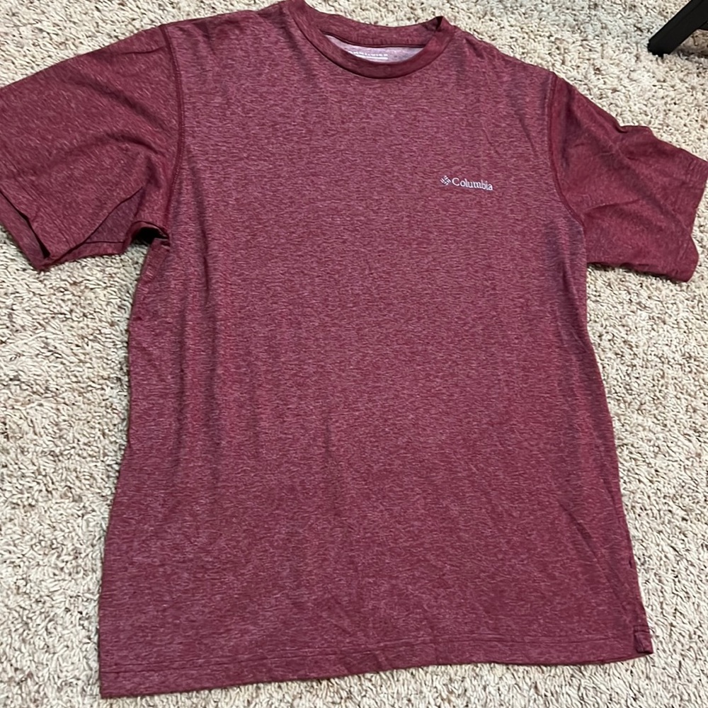 BNWOT* Men’s M Columbia quick-drying Omni-Wick short-sleeved tee in maroon!